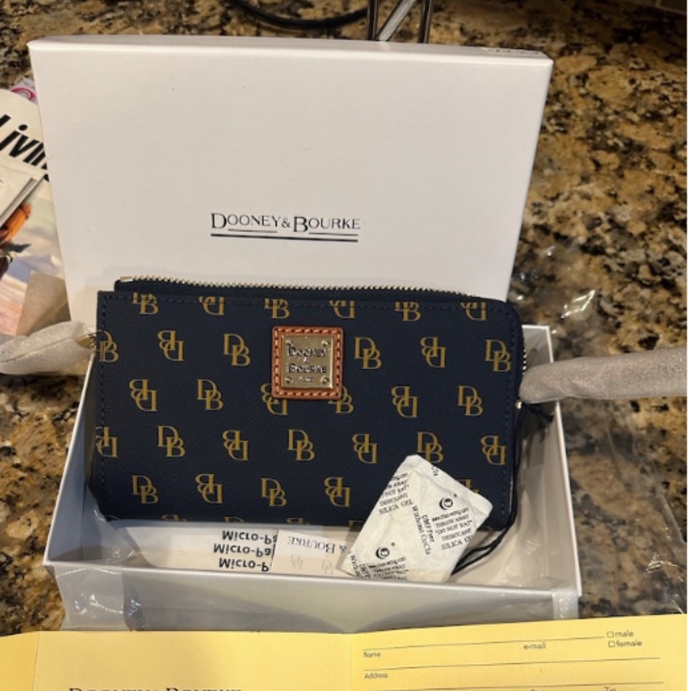 Dooney & Bourke Brown Zip Around Wristlet NWT - Picture 5 of 15